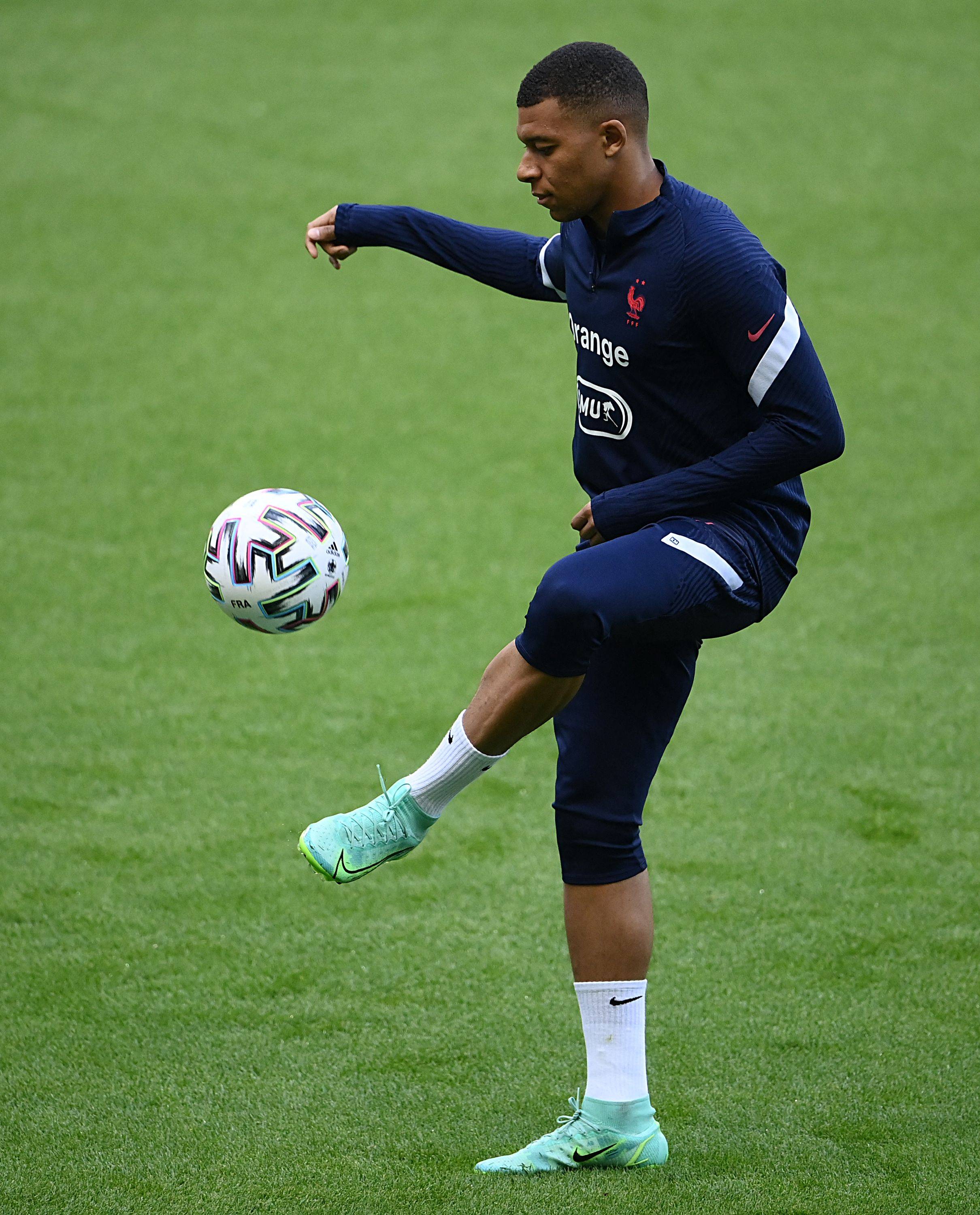 青训新规正式执行，俱乐部转会模式被迫改变（青训新政落地，俱乐部转会格局被动调整）