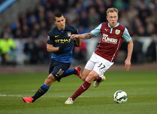 挑事？每日邮报称安东尼比赛中头槌犯规，逃过一张红牌（每日邮报：安东尼比赛中疑似头槌犯规，逃过红牌处罚）