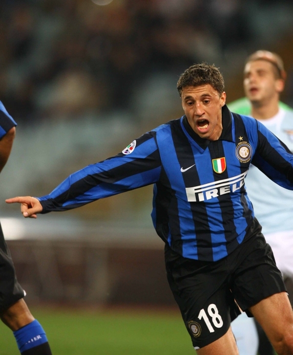 大罗与阿尔卡拉斯切磋网球，还赠送其签名巴西球衣（大罗与阿尔卡拉斯打网球，亲赠签名巴西球衣）